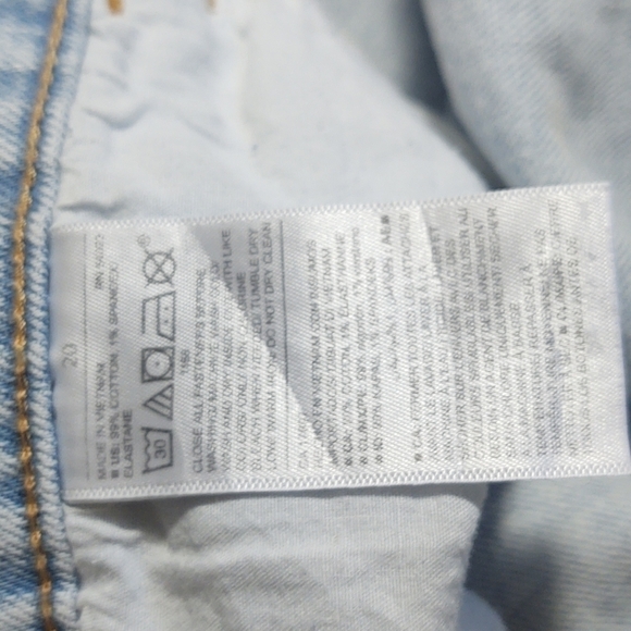 Old Navy Boyfriend Light Wash Distressed Denim Shorts Sz 20 - Picture 8 of 8